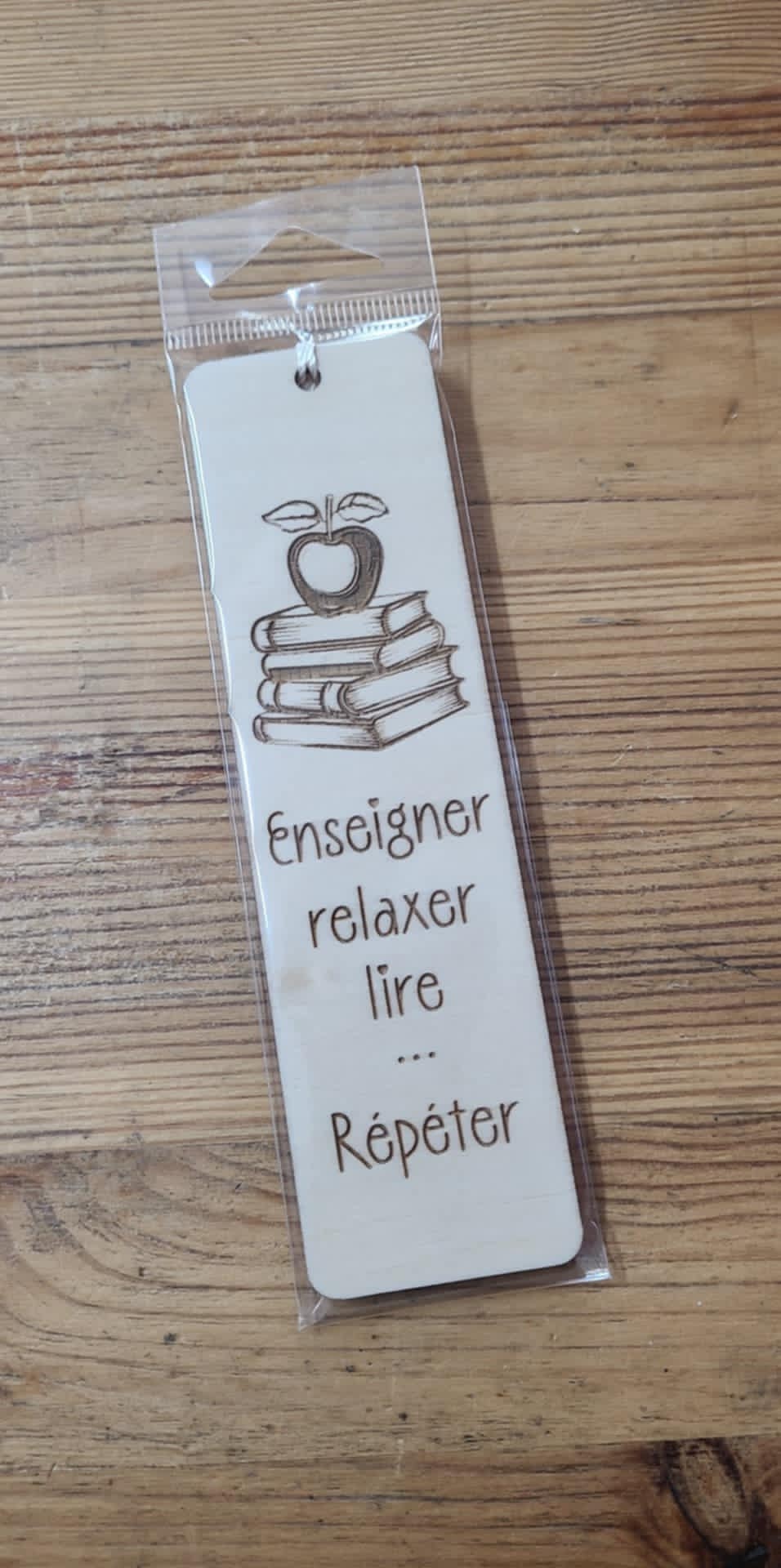 Signet en bois «Enseigner - relaxer - lire ... répéter»