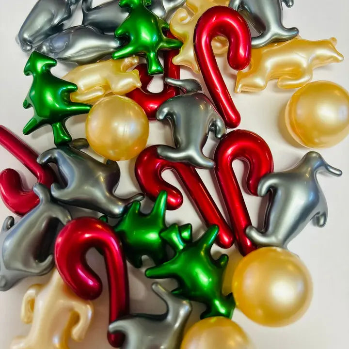 Perles de bain mélangées à des perles de Noël.