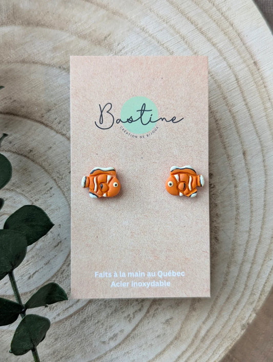 Poisson clown - Boucles d'oreilles studs en argile polymère et acier inoxydable hypoallergène